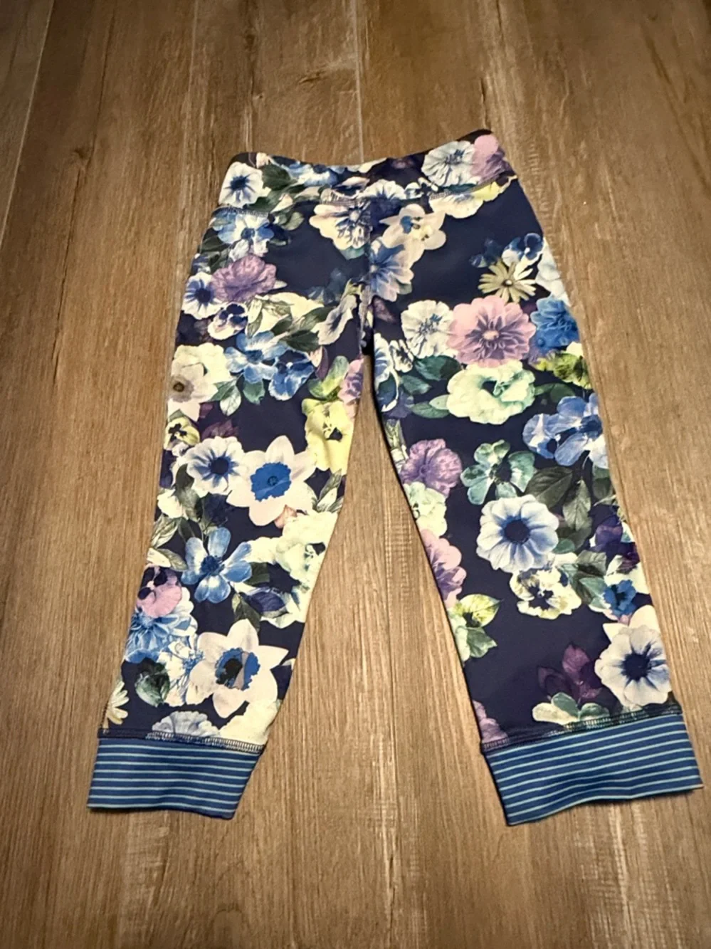 Old Navy Navy Floral Capri Leggings
